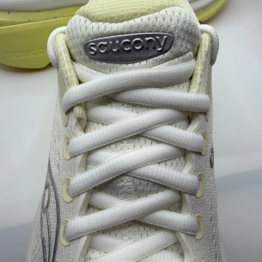 Saucony Women's Hurricane 25 Shoes. Ivory/Tender Size 7 New.